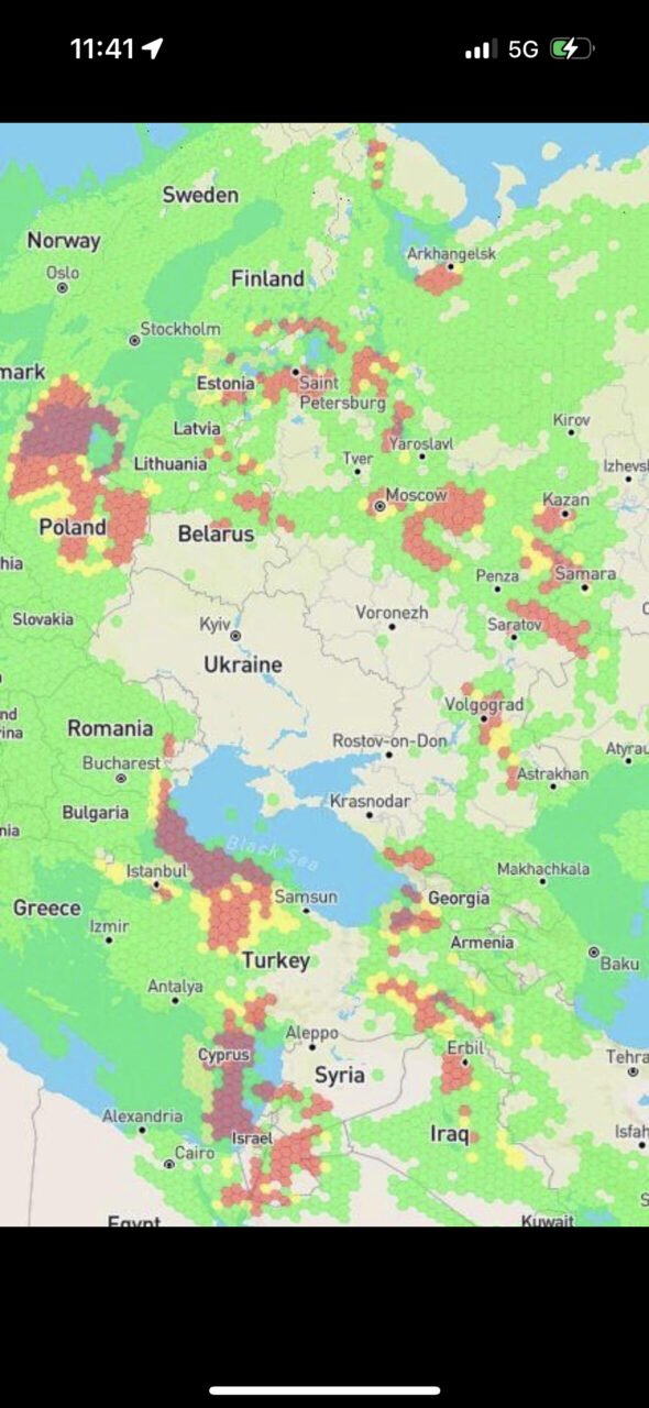 Baltic Jammer. Zrzut ekranu mapy pokazujący dane o zanieczyszczeniu powietrza w różnych częściach Europy i zachodniej Azji z kolorowymi oznaczeniami różnych poziomów zanieczyszczenia.