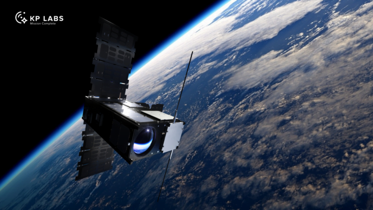 Satelita w kosmosie na tle Ziemi z widoczną atmosferą i kontynentami, logo KP Labs oraz napis "Mission Complete" w lewym górnym rogu.