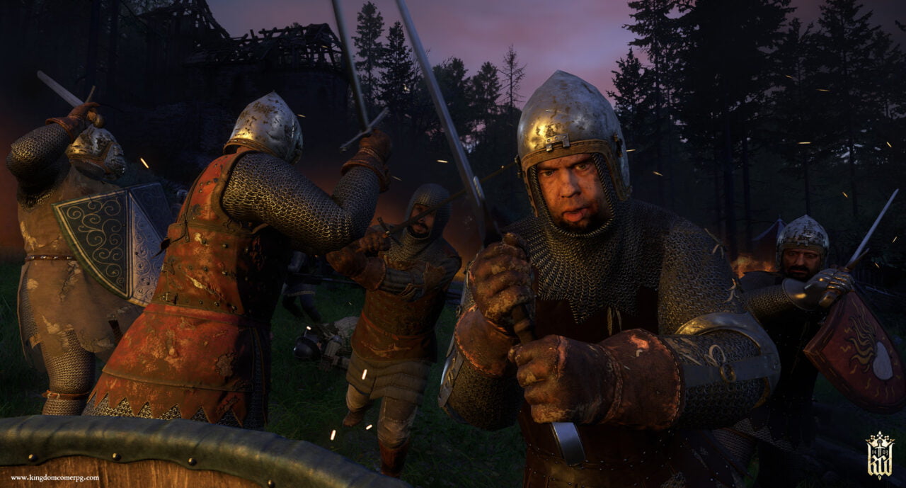 Kadr z gry Kingdom Come: Deliverance 2. Scena średniowiecznej bitwy z pierwszoosobowej perspektywy, na której widoczni są rycerze w zbrojach walczący mieczami w lesie o zmierzchu.