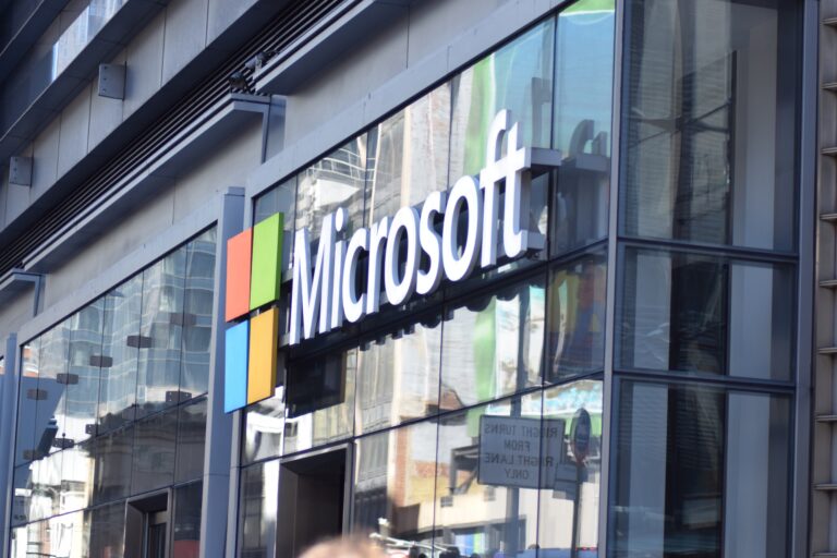 Logo Microsoft na fasadzie budynku.