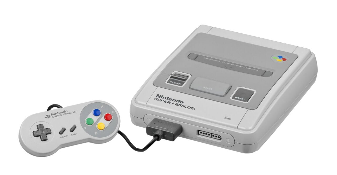 Konsola Nintendo Super Famicom z kontrolerem.