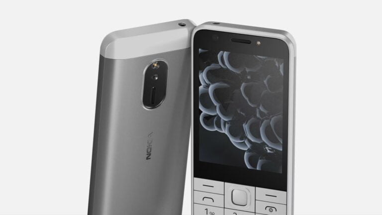 Dwa telefony Nokia w srebrnym kolorze, jeden leży tyłem z widocznym aparatem i logiem, a drugi znajduje się przodem z klasyczną klawiaturą numeryczną i wyświetlaczem pokazującym abstrakcyjne tło.