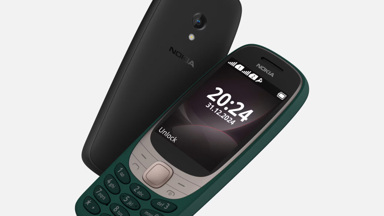 Telefon komórkowy Nokia z klawiaturą numeryczną, wyświetlacz pokazuje godzinę 20:24 oraz datę 31.12.2014; w tle drugi telefon tej samej marki.