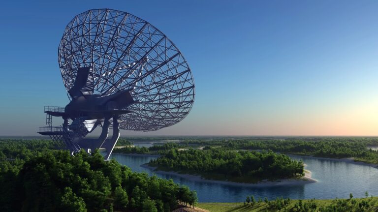 Radioteleskop o konstrukcyjnej ażurowej budowie umieszczony na zalesionym wzgórzu z widokiem na rzekę przy zachodzie słońca.