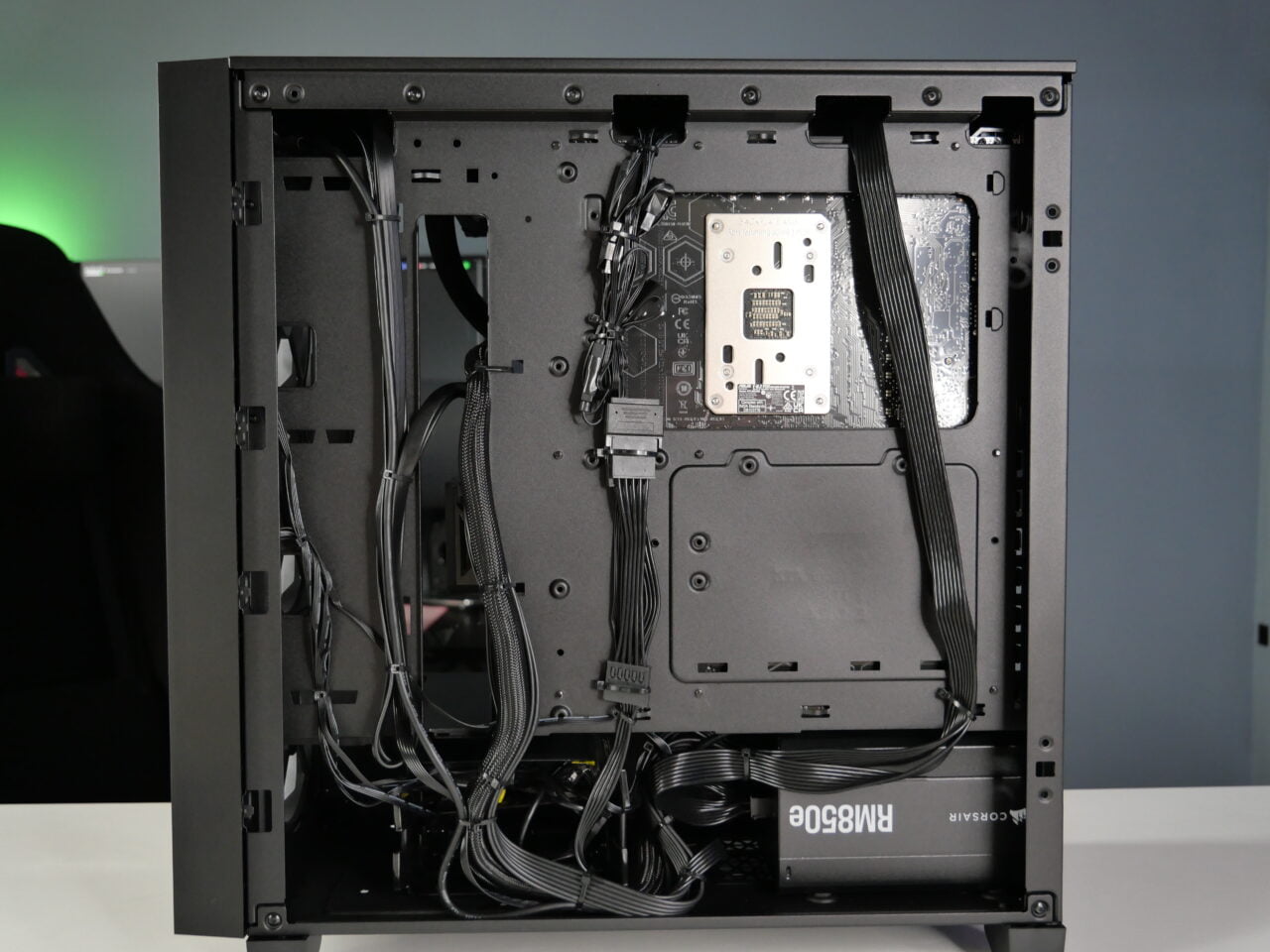 Wnętrze obudowy komputera z uporządkowanymi kablami i widoczną płytą główną.
