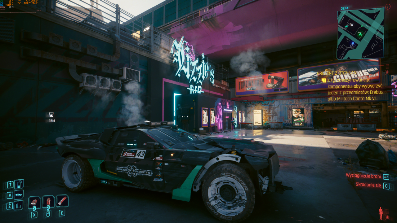 Zrzut ekranu z gry, przedstawiający futurystyczne auto wyścigowe na urbanistycznym tle z neonowymi reklamami i elektronicznym interfejsem użytkownika.