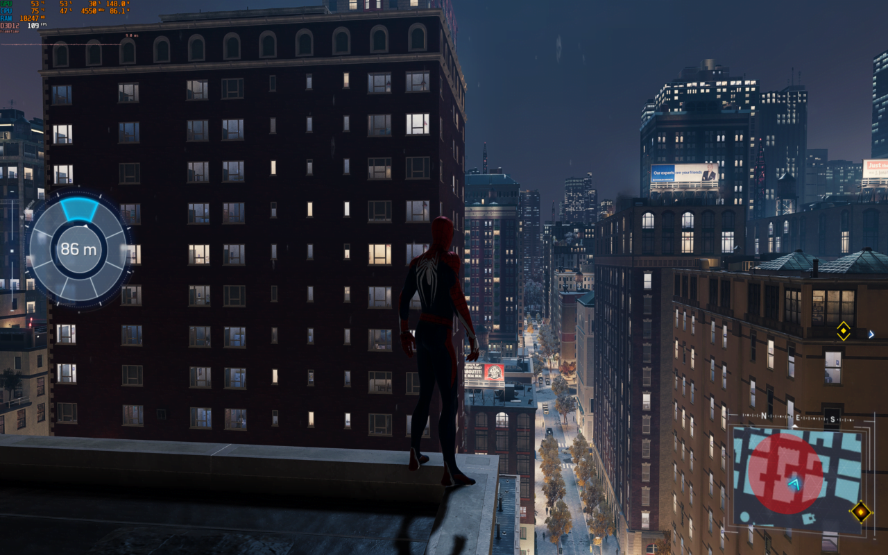 Postać przypominająca Spider-Mana stoi na krawędzi dachu, z widokiem na nocne miasto z wysokimi budynkami i oświetlonymi ulicami. Na ekranie wyświetlają się elementy interfejsu użytkownika w grze, w tym kompas i odległość do celu.
