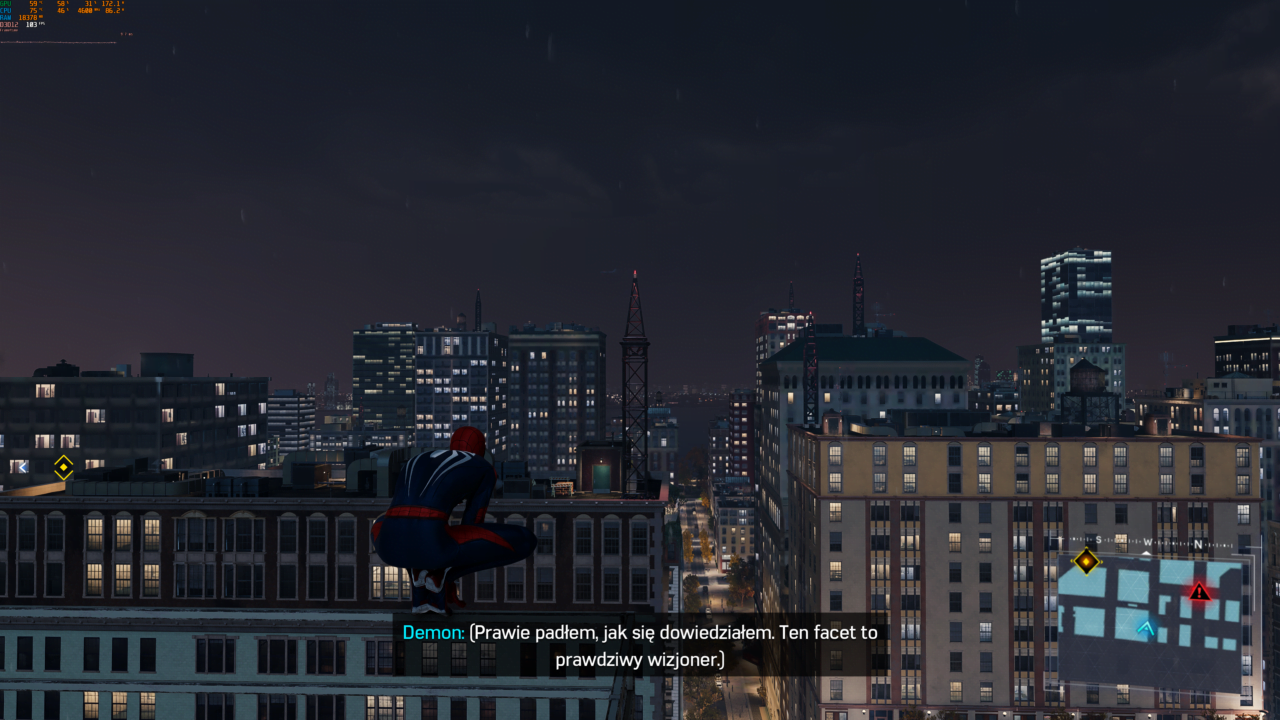 Postać Spider-Mana siedzi na krawędzi dachu budynku z widokiem na nocne miasto, z napisem dialogowym na dole ekranu.