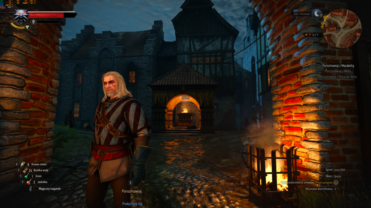 Widok z gry wideo przedstawiający mężczyznę o długich białych włosach i żółtych oczach, stojącego w średniowiecznym mieście przy zmierzchu, z kamienną, oświetloną latarnią w tle.