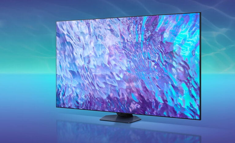 Nowoczesny telewizor Samsung wyświetlający dynamiczne, abstrakcyjne obrazy w kolorach niebieskim i fioletowym, ustawiony na stojaku w środowisku o niebieskim oświetleniu.