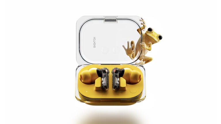 Transparentne słuchawki Nothing Ear (a) umieszczone w żółtym etui ładującym z figurką żaby wspinającej się na etui.