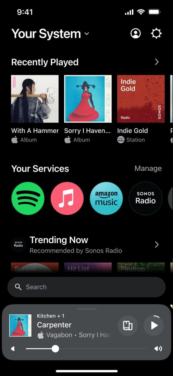 Ekran aplikacji Sonos do strumieniowego przesyłania muzyki pokazujący odtwarzane ostatnio albumy, usługi muzyczne oraz polecane stacje radiowe.