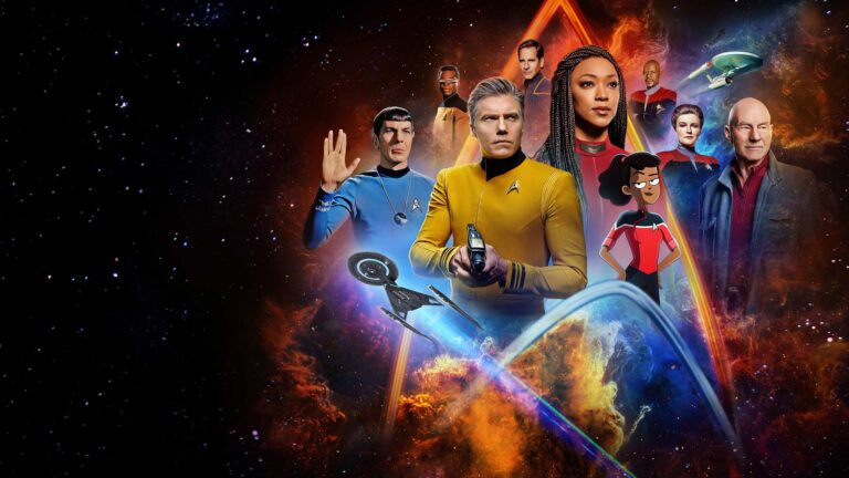 Plakat Star Trek. Kolaż postaci z różnych serii Star Trek na tle kosmosu z widocznymi stateczkami kosmicznymi i efektami świetlnymi.