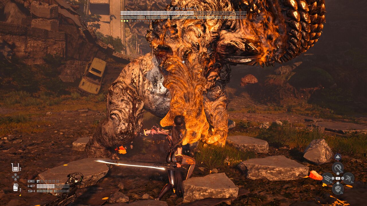 Postać gracza w czarnej zbroi walczy z wielkim potworem przypominającym gorącą lawę w zrujnowanym krajobrazie miejskim. Zrzut ekranu z gry Stellar Blade