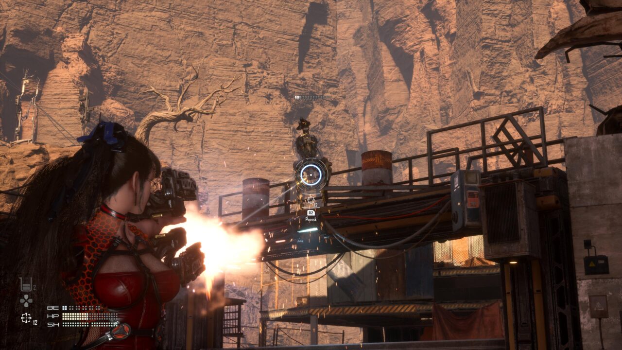 Kobieca postać z Stellar Blade w czerwonej zbroi strzela z broni w przemysłowym otoczeniu w grze wideo.