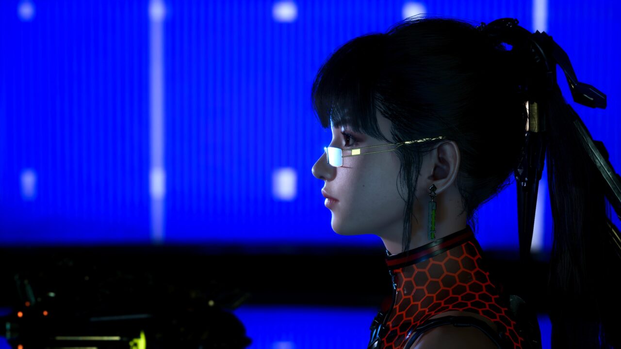 Portret kobiety w futurystycznych okularach na tle niebieskich świateł LED.