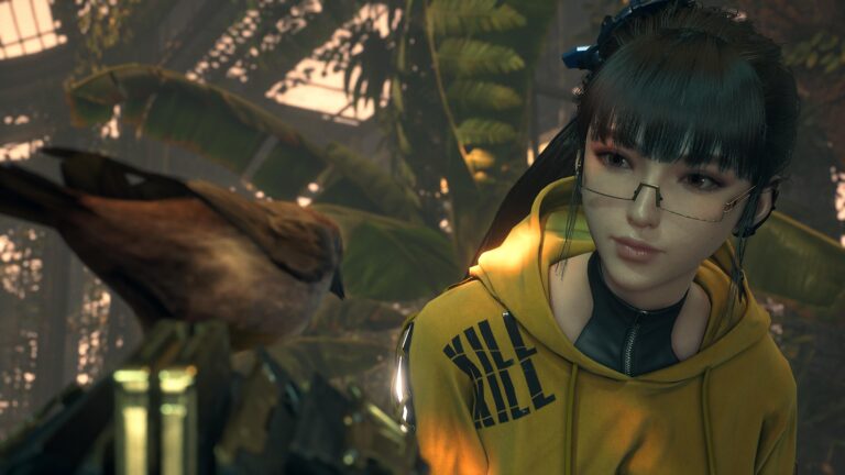EVE z gry Stellar Blade z zielonymi włosami i złotymi okularami, ubrana w żółtą bluzę z kapturem, patrzy na ptaka w dżunglowym otoczeniu.