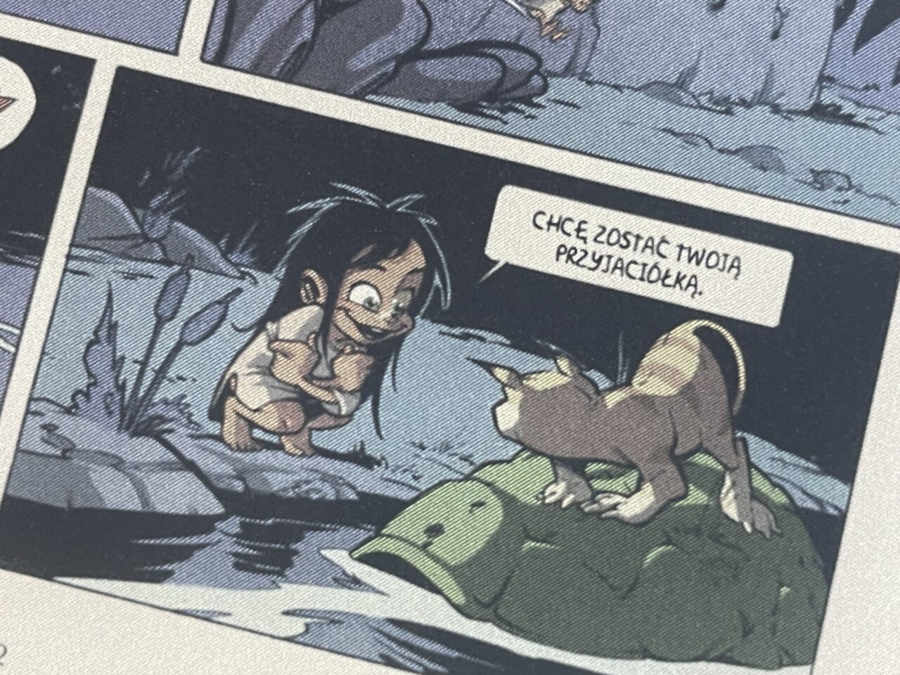 Komiksowa ilustracja przedstawiająca małą postać z długimi włosami rozmawiającą z istotą przypominającą smoka, z tekstem "Chcę zostać Twoją przyjaciółką".