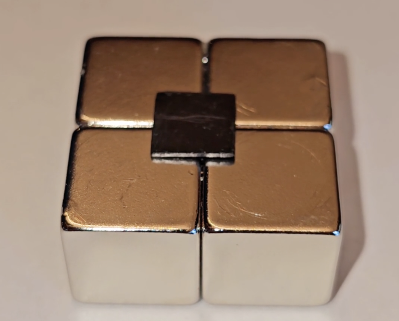 Złota kostka typu Rubik's Cube z jednym przekręconym środkowym elementem.