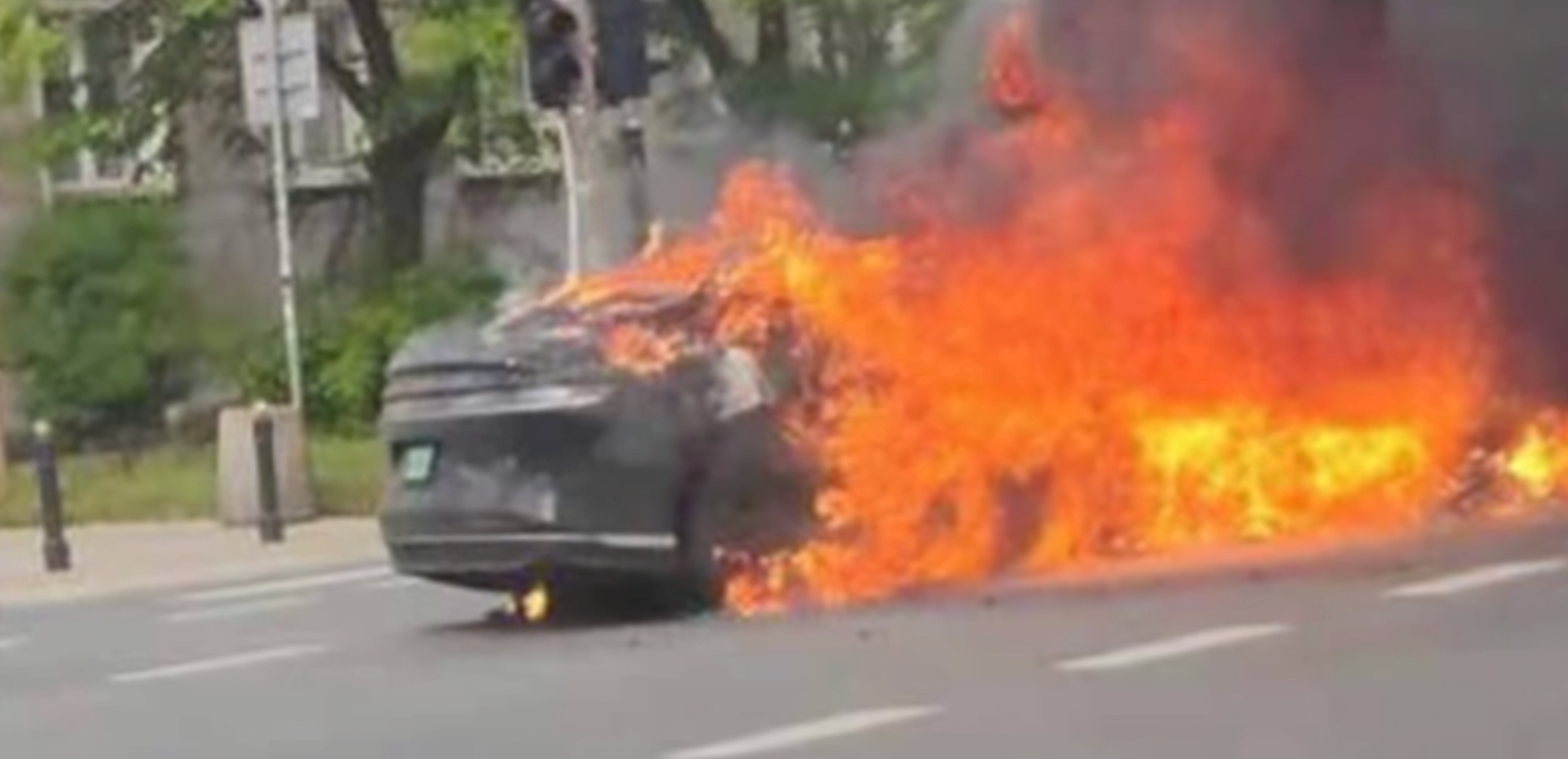 Pożar elektryka w Warszawie. W płomieniach stanęło auto za milion złotych