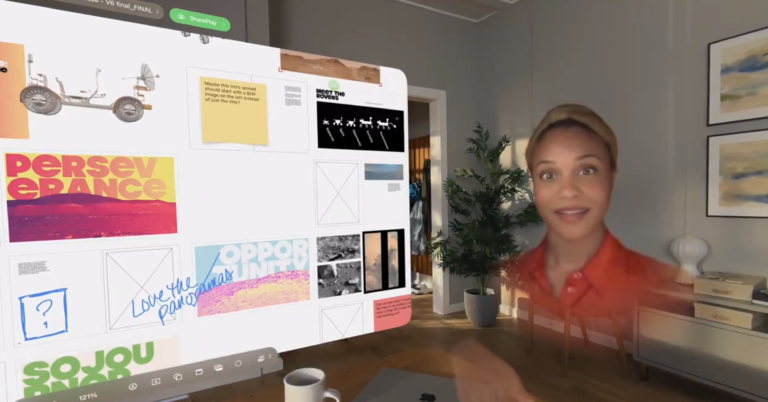 Spatial Persona w Apple Vision Pro Kobieta w pomarańczowej koszuli gestykulująca przed interaktywnym ekranem z grafikami i notatkami dotyczącymi łazików marsjańskich, w jasnym pokoju z roślinami domowymi.