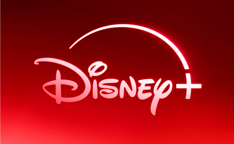 Logo Disney+ w czerwonon neonowym świetle na czerwonym tle.