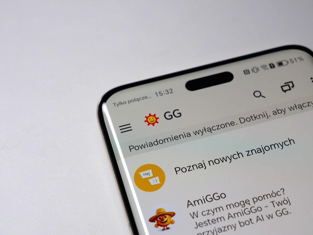 Ekran smartfona z otwartą aplikacją komunikacyjną GG, pokazującą komunikaty i ikonę powiadomienia.