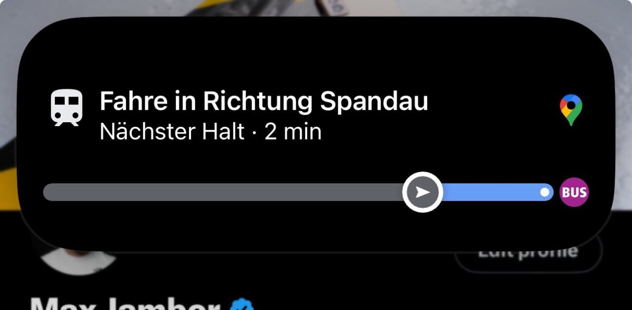 Informacja o trasie na ekranie nawigacji Google Maps w autobusie z zapisem "Fahre in Richtung Spandau Nächster Halt: 2 min".