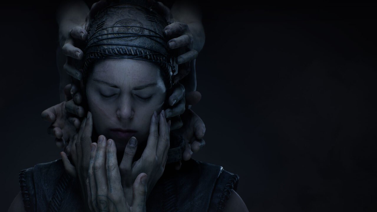 Kobieta z zamkniętymi oczami, trzymana za głowę przez wiele rąk na ciemnym tle. To główna postać z gry Hellblade 2