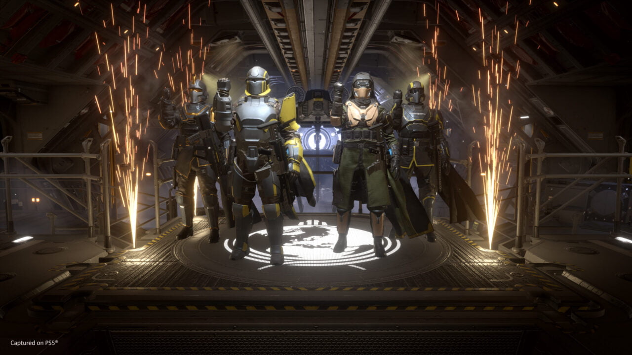 Grupa postaci w futurystycznych zbrojach na statku kosmicznym z gry Helldivers 2, z iskrami spadającymi w tle.