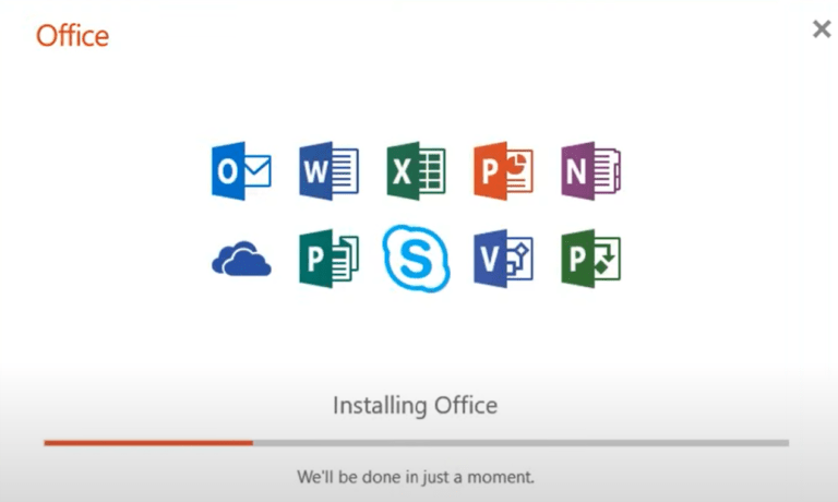 Ekran instalacyjny pakietu Office z ikonami programów takich jak Word, Excel, PowerPoint, i inne, oraz paskiem postępu z napisem "Installing Office" i informacją "We'll be done in just a moment."