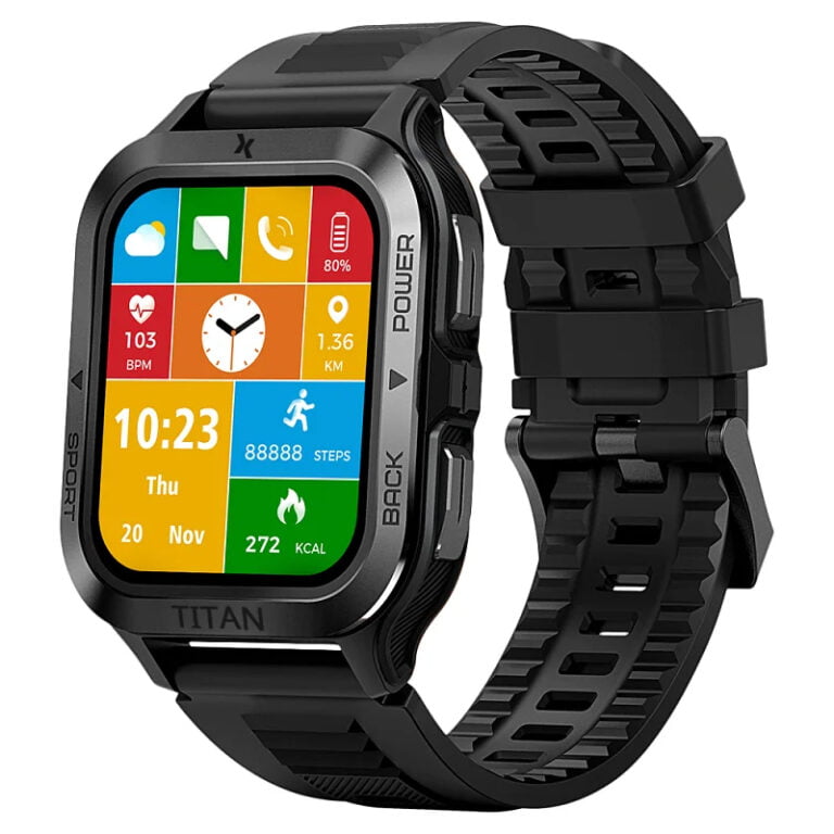 Inteligentny zegarek sportowy Maxcom FW67 Titan Pro z kolorowym ekranem dotykowym wyświetlającym ikony aplikacji, poziom naładowania baterii i dane fitness na czarnym pasku.