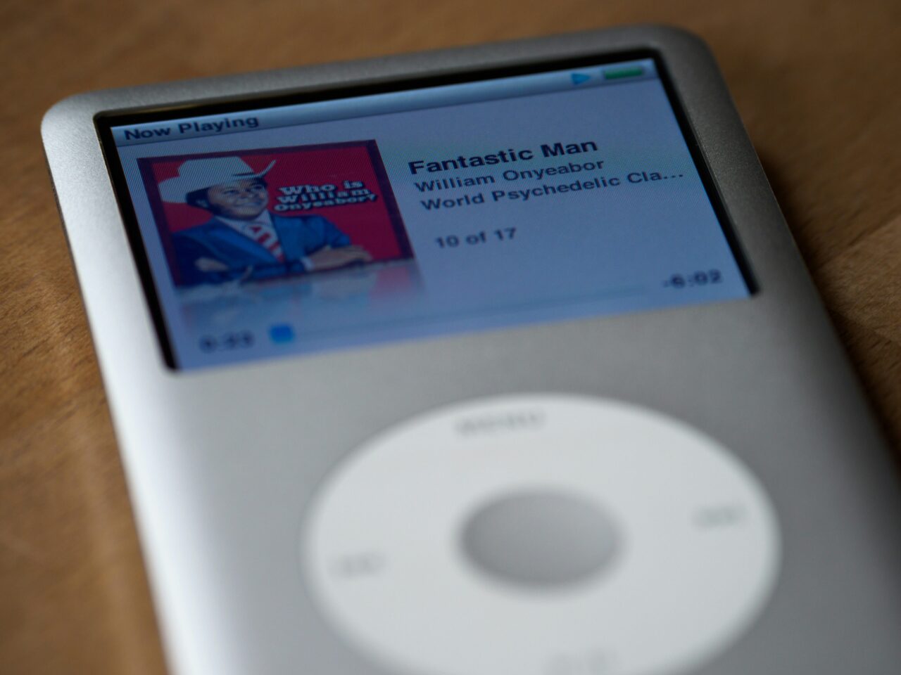 Odtwarzacz MP3 z ekranem wyświetlającym utwór "Fantastic Man" Williama Onyeabora.