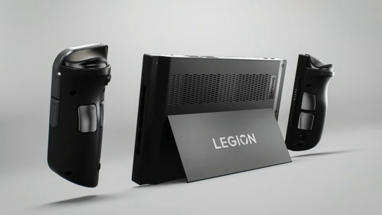 Stacja dokująca Lenovo Legion z leżącym poziomo laptopem i odłączonymi kontrolerami po lewej i prawej stronie na białym tle.