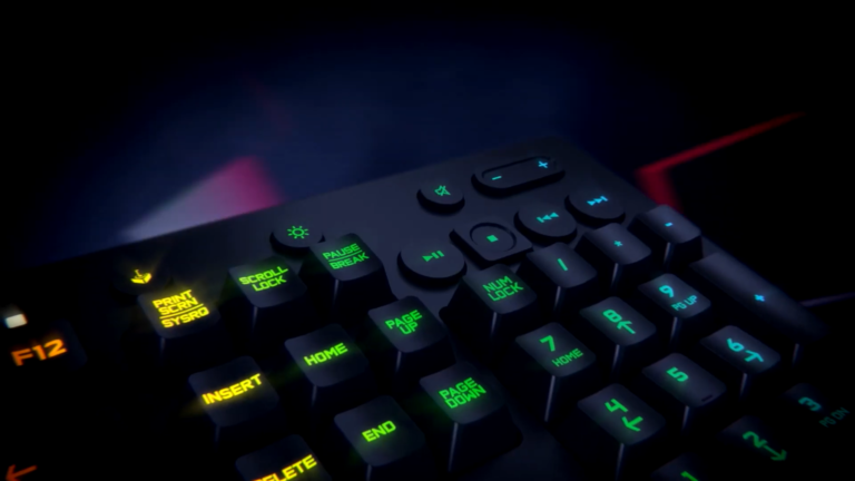Klawiatura komputerowa z podświetleniem LED, pokazująca klawisze z cyframi i klawisze funkcyjne w ciemnym otoczeniu.