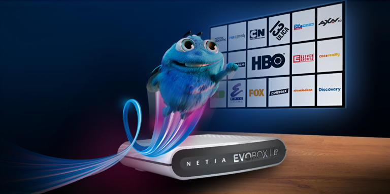 Animowana postać Netia wychodzi z dekodera EvoBox IP marki Netia, a w tle widoczny jest ekran z logo popularnych kanałów telewizyjnych.