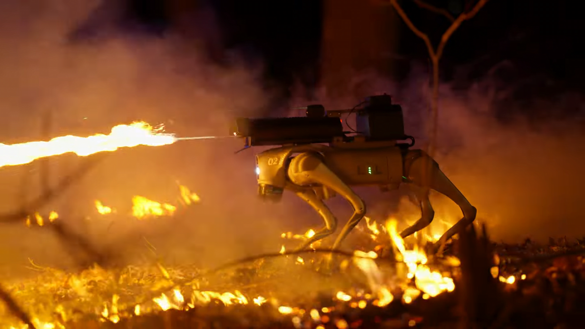 Pies Robot na czterech nogach strzelający ogniem w polu ogarniętym pożarem.