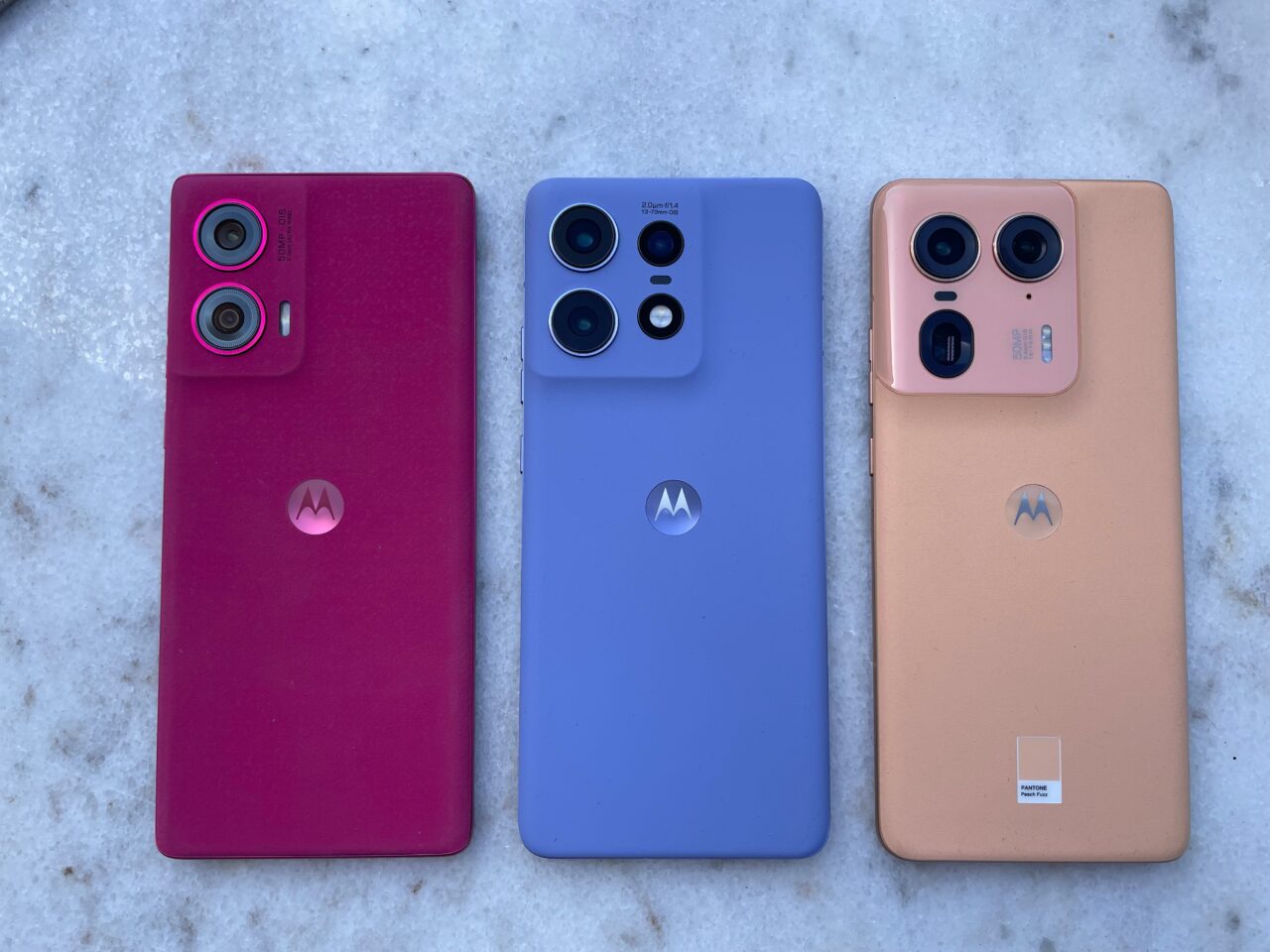 Premiera nowych smartfonów Motorola: Edge 50 Fusion (różowy), Edge 50 Pro (niebieski) i Edge 50 Ultra (brzoskwiniowy)