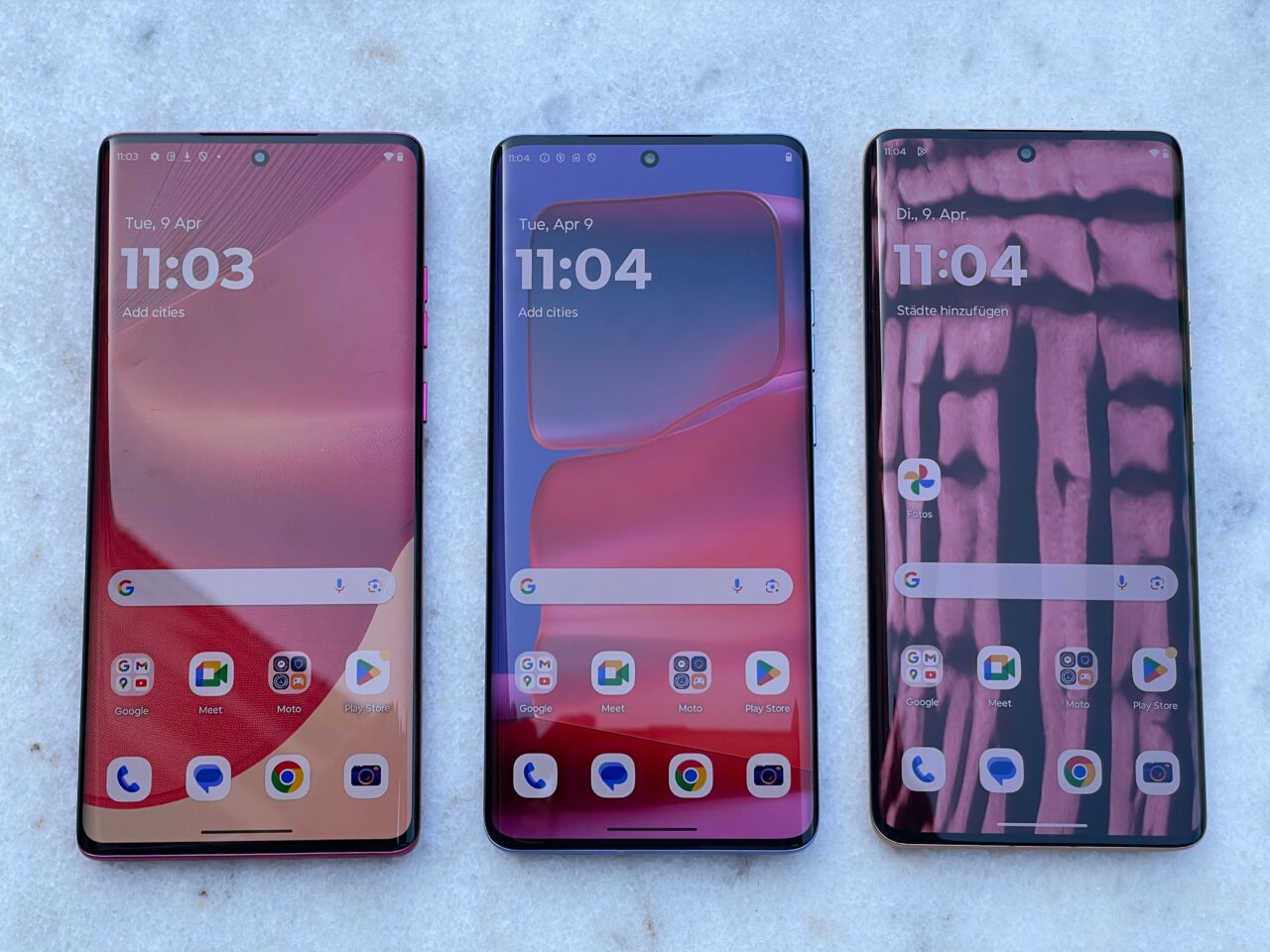 Premiera nowych smartfonów Motorola: Edge 50 Fusion (różowy), Edge 50 Pro (niebieski) i Edge 50 Ultra (brzoskwiniowy)