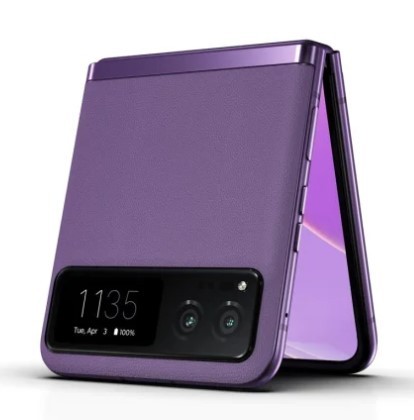 Sklapany smartfon w kolorze fioletowym z widocznym przednim ekranem pokazującym czas i baterię oraz tylnymi kamerami.