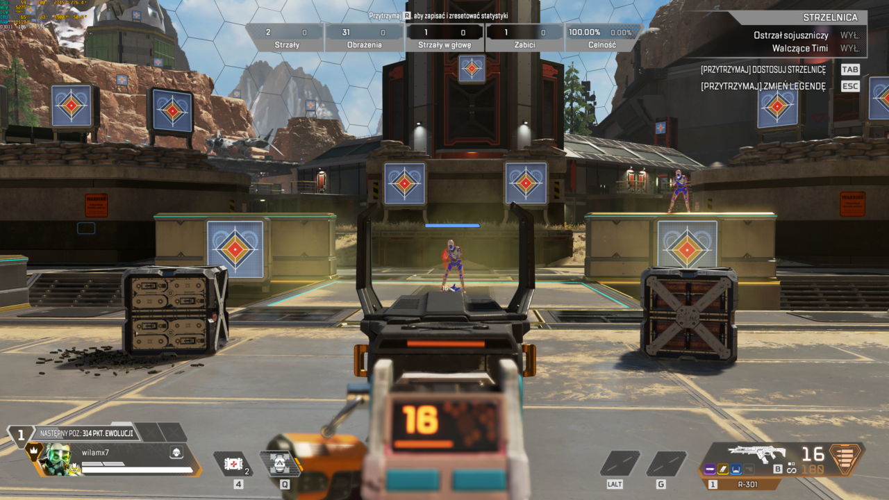 Widok z pierwszoosobowej perspektywy w grze wideo, pokazujący postać celującą w cel na strzelnicy.