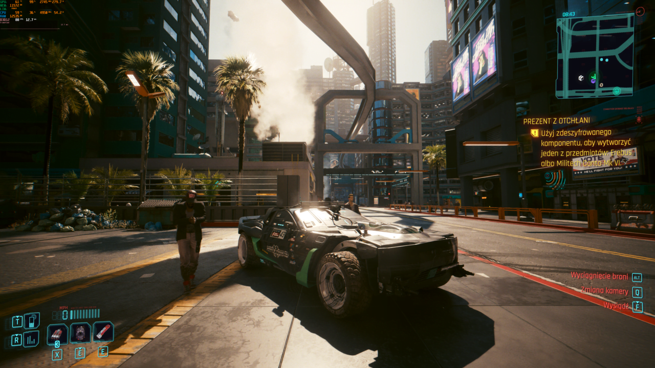 Scena z gry Cyberpunk 2077 pokazująca futurystyczne miasto z postacią obok uszkodzonego pojazdu policyjnego na tle wysokich budynków i palm.