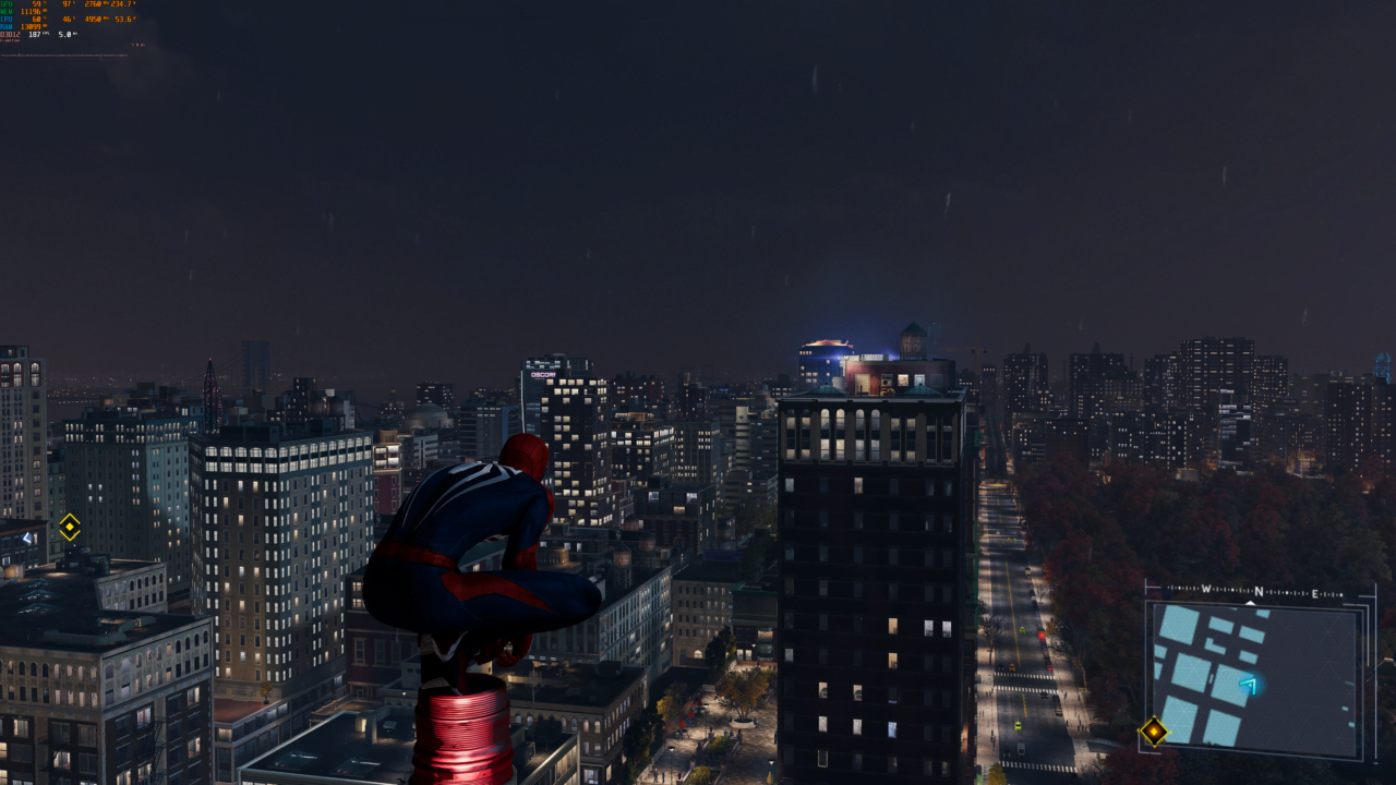 Postać przypominająca Spider-Mana siedzi na szczycie budynku z widokiem na nocne miasto podczas deszczu.
