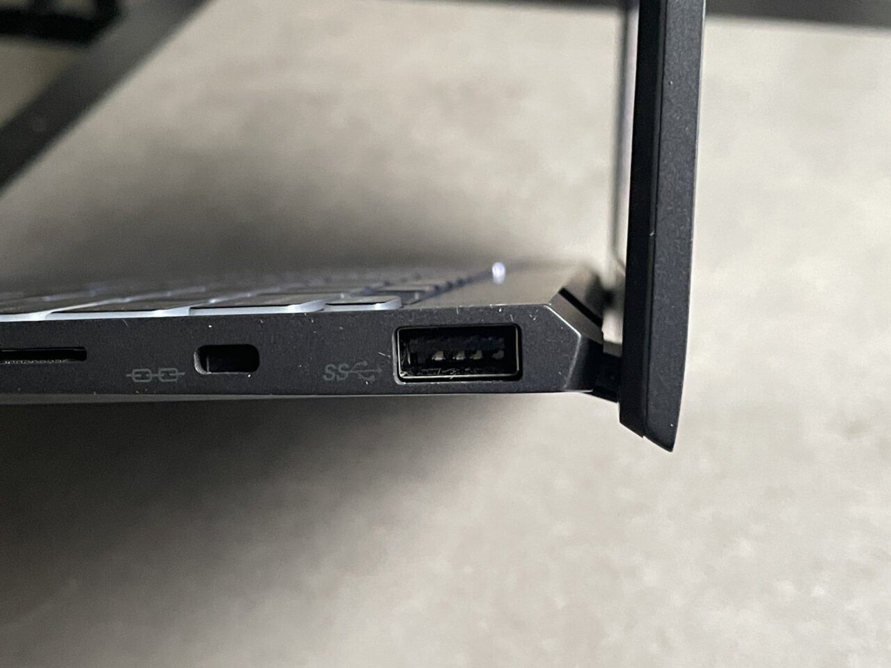 Zbliżenie na boczne porty laptopa z zewnętrznym dyskiem twardym podłączonym do portu USB 3.0.