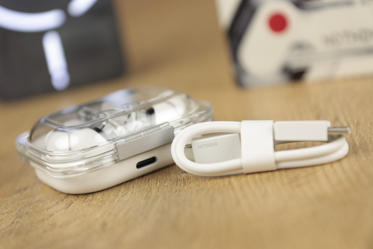 Słuchawki Nothing Ear (a) w przezroczystym etui z białym kablem USB-C, recenzja produktu.
