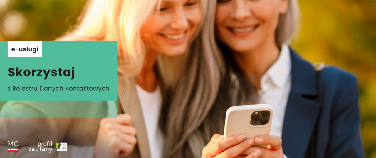 Dwie uśmiechnięte kobiety patrzące na smartfon, z rozmytym tłem i grafiką z napisem "e-usługi Skorzystaj z Rejestru Danych Kontaktowych", logo profilu zaufanego i MC w lewym dolnym rogu.