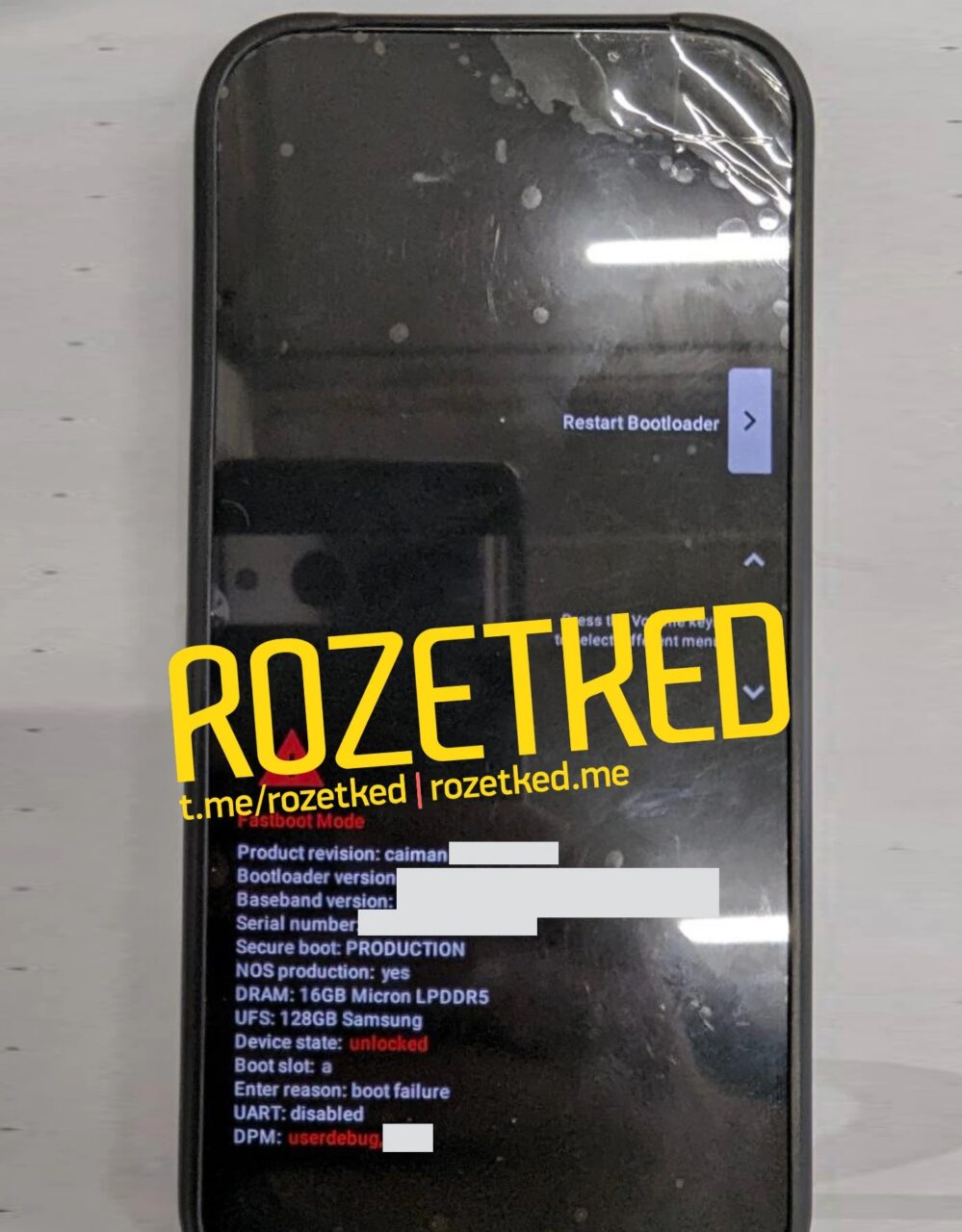 Smartfon z wyświetlonym ekranem bootloadera i naklejką "ROZETKRED" oraz adresami URL.
