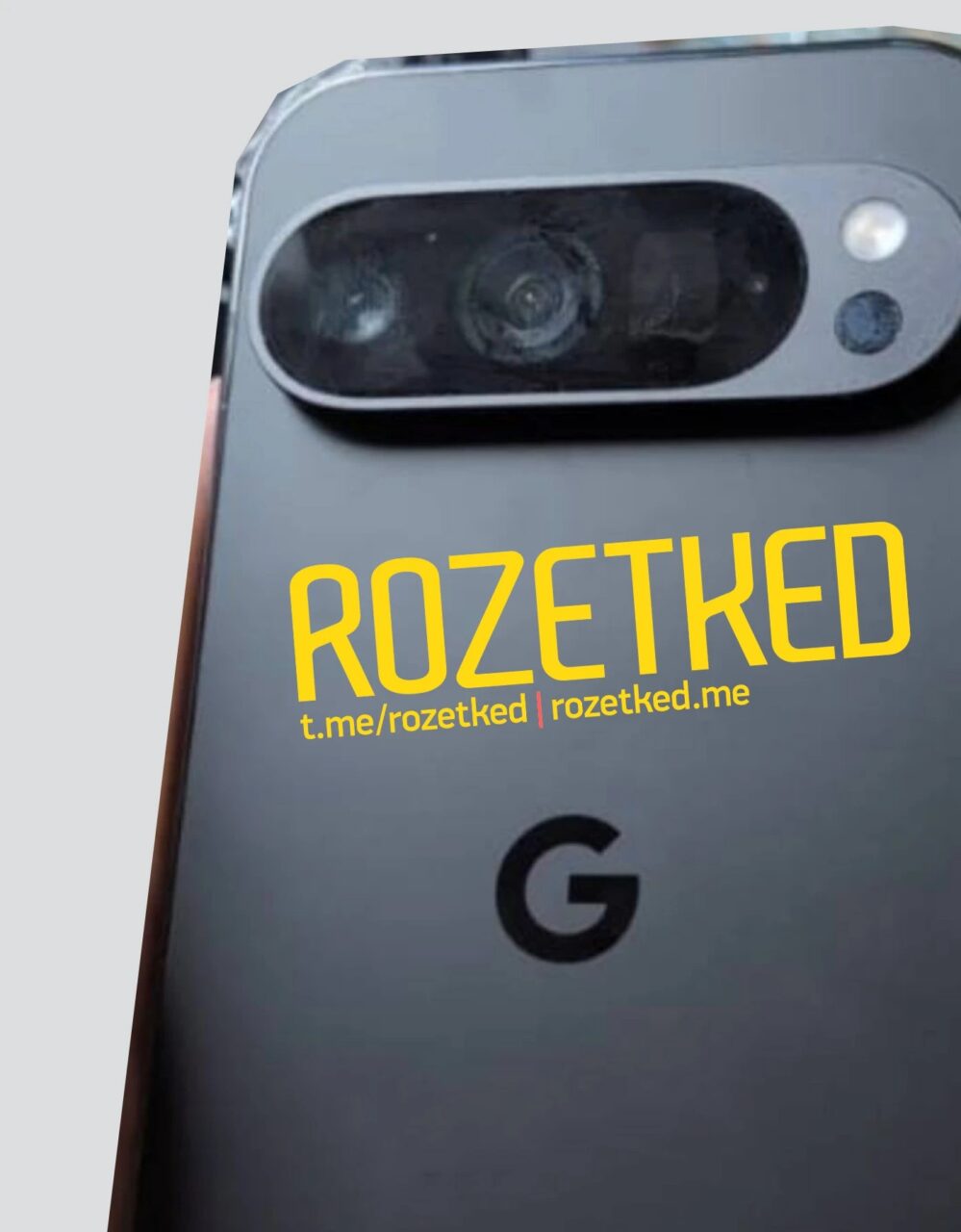 Zbliżenie na tył smartfona z podwójnym aparatem i logo literą G, nadruk napisu "ROZETKED".