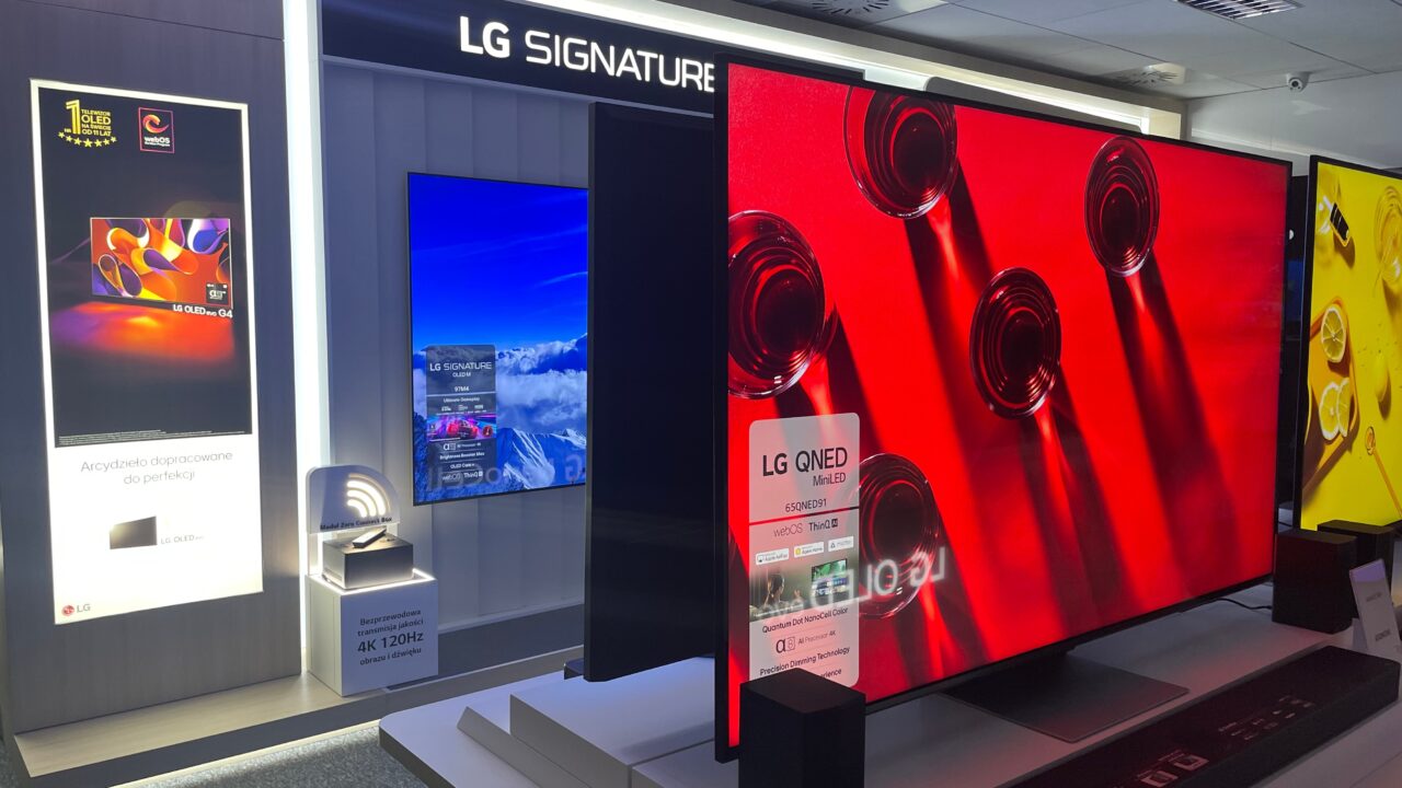 Ekspozycja telewizorów LG w sklepie, różne modele z ekranami pokazującymi grafiki i specyfikacje.