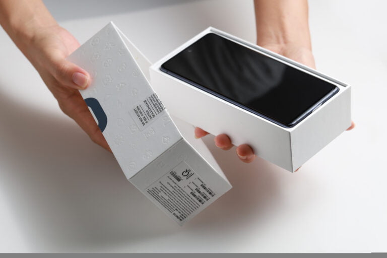 smartfon samsung w otwartym pudełku
